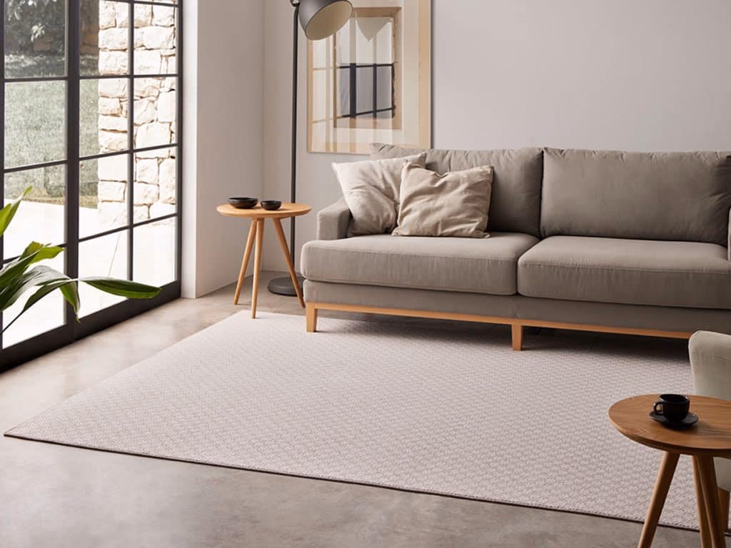 ¿Cómo se llama la tela que va debajo de las alfombras?