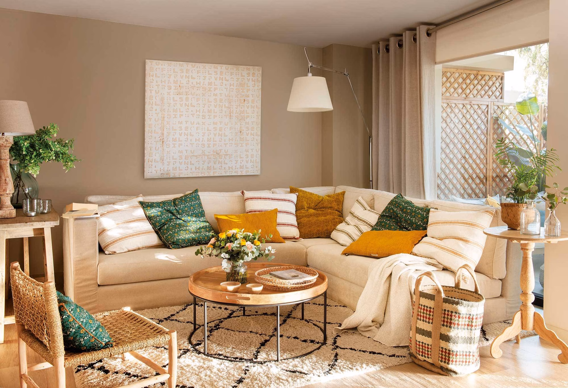 ¿Cuál es la regla para una alfombra debajo de un sofá?