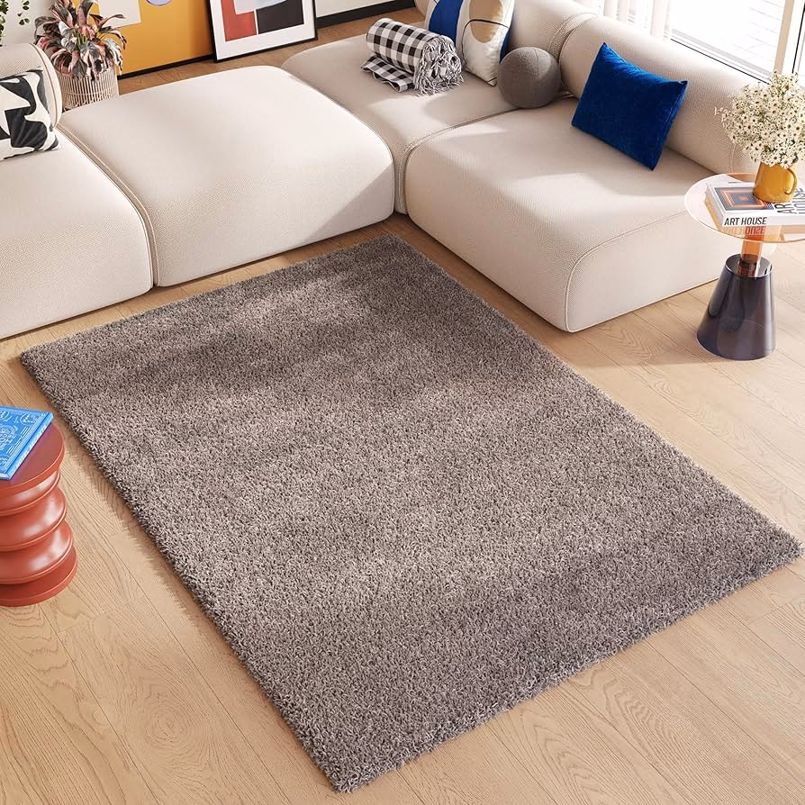 ¿Qué alfombra pega con un sofá gris?