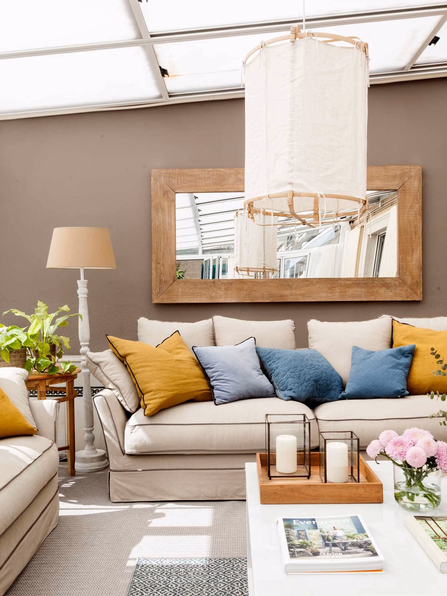 ¿Qué color de cojines combina con beige?