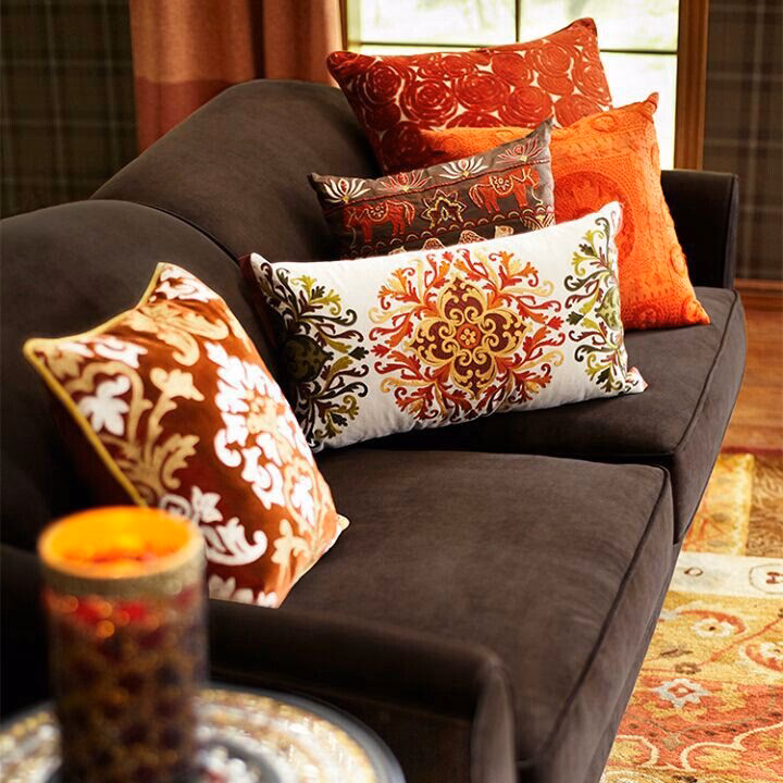 ¿Qué color combina con un sofá marrón?