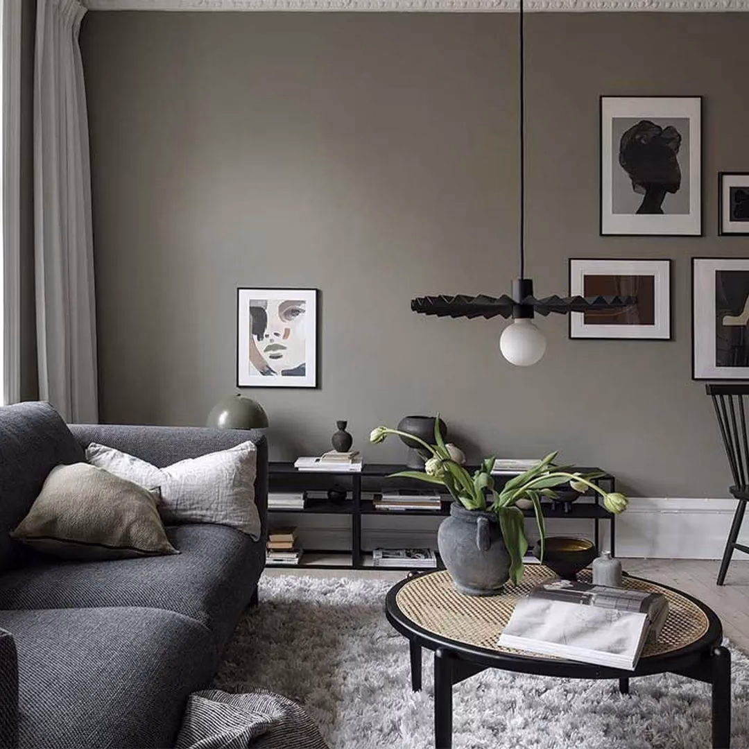 ¿Qué color de almohadas van en un sofá gris?