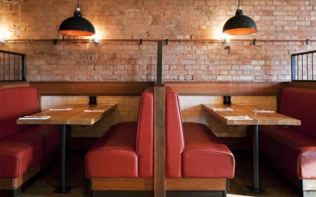 ¿Cómo se llaman los bancos de los restaurantes?