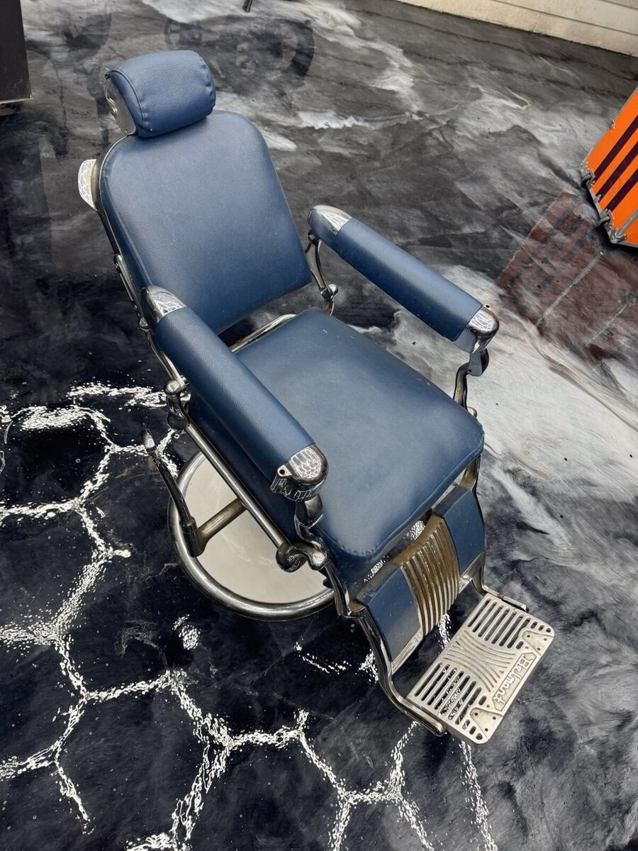 ¿Cuánto pesa una silla de barbero Belmont?