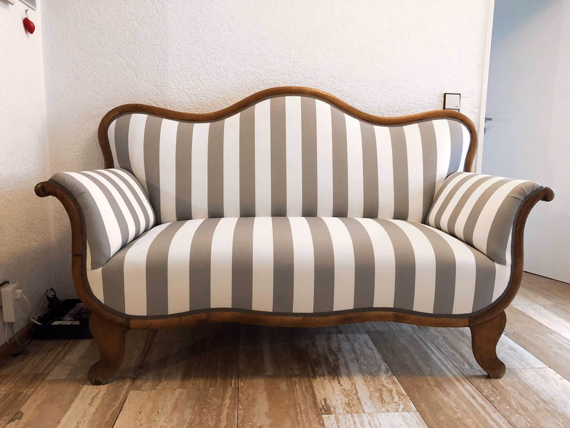 Was kostet es, ein Sofa neu aufpolstern zu lassen?