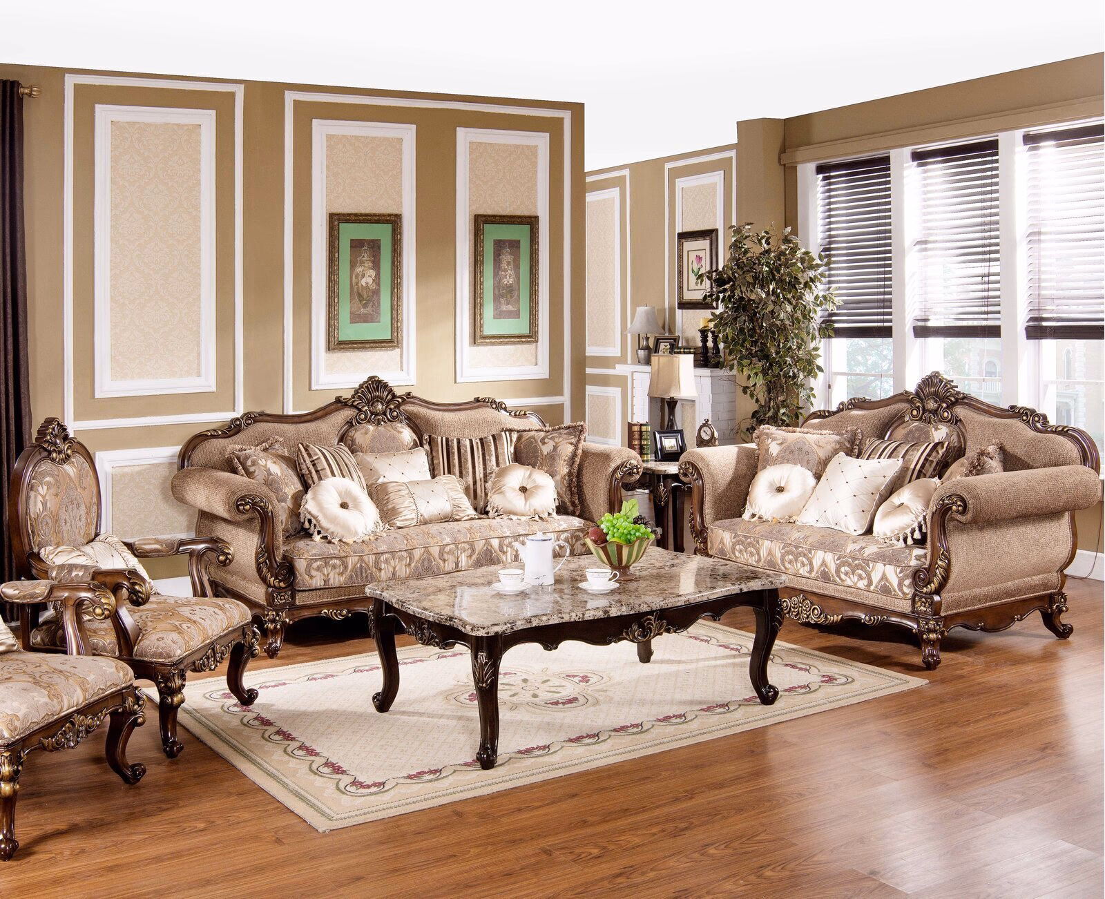 What is the color palette of the British colonial style?