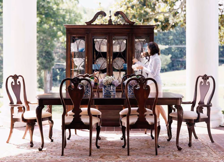 ¿Cuál es la diferencia entre los muebles de estilo victoriano y los de estilo Reina Ana?