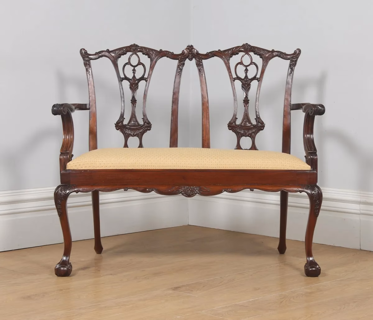What makes furniture Chippendale?
