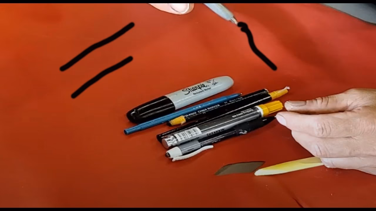 ¿Cómo puedo quitar manchas de rotulador permanente de un sofá?