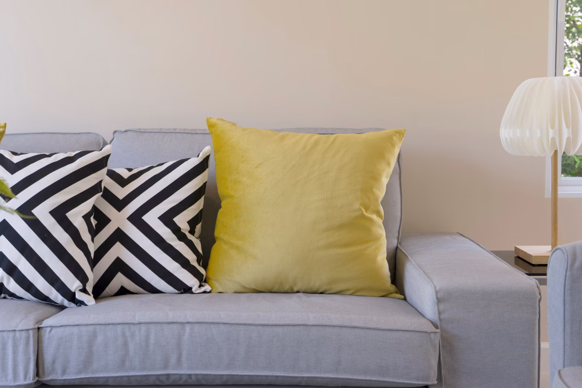 ¿Cómo combinar amarillo y gris?