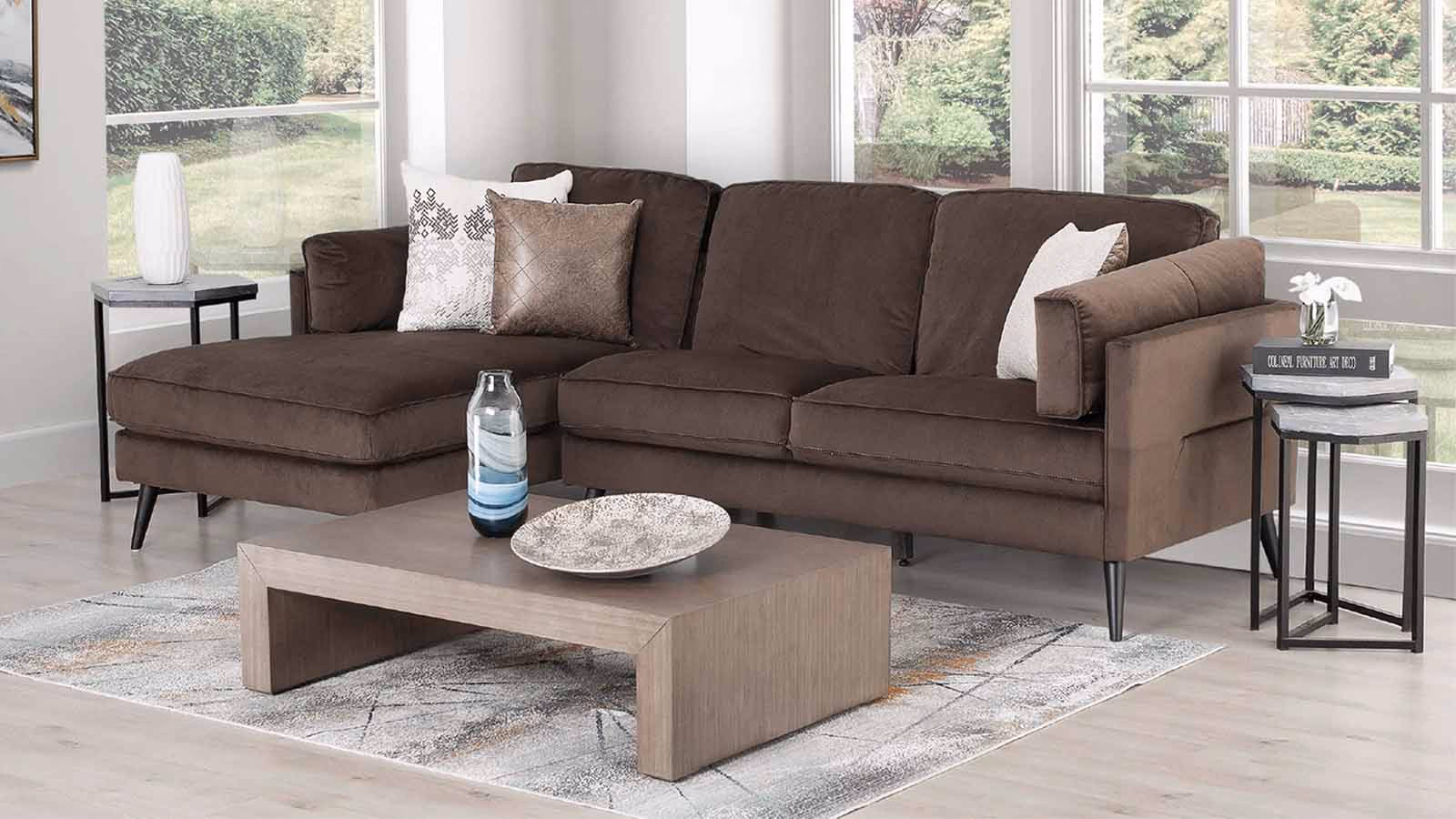 ¿De qué color debo pintar mi sala con muebles oscuros?