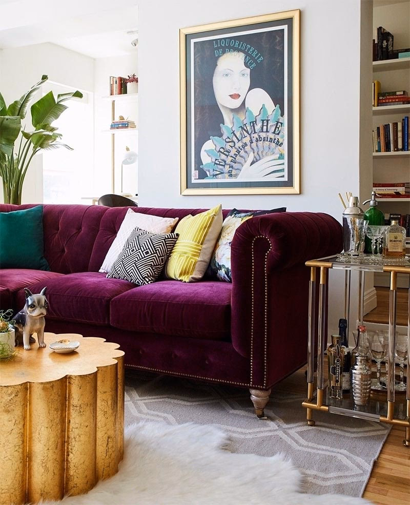 ¿Qué cojines poner a un sofá verde?