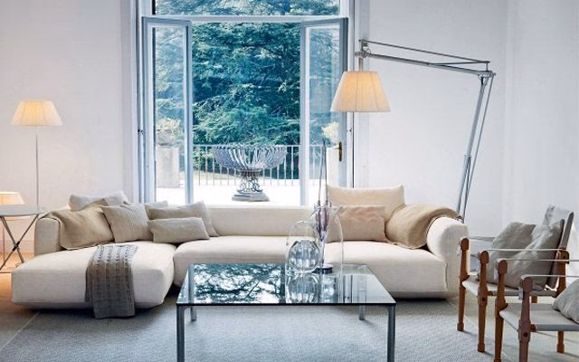 ¿Las lámparas de pie en una sala de estar deben combinar?