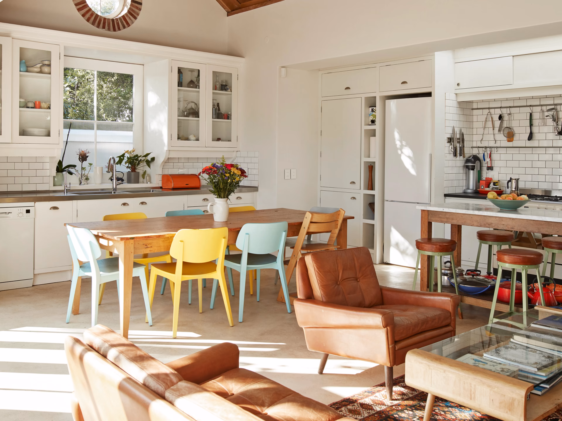 ¿Cuánto espacio debo dejar alrededor de una mesa de comedor?