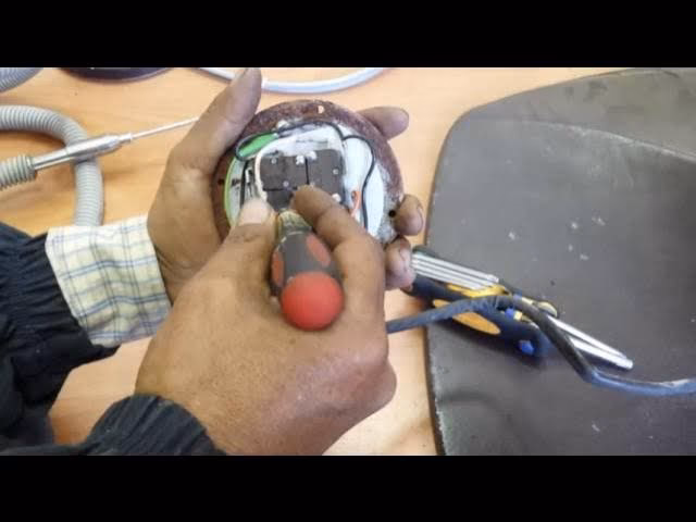 ¿Dónde debe colocarse la silla de ruedas respecto del sillón dental durante el traslado en silla de ruedas de una persona?