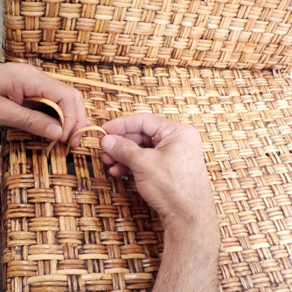 ¿Cómo envolver la pata de una silla de mimbre?