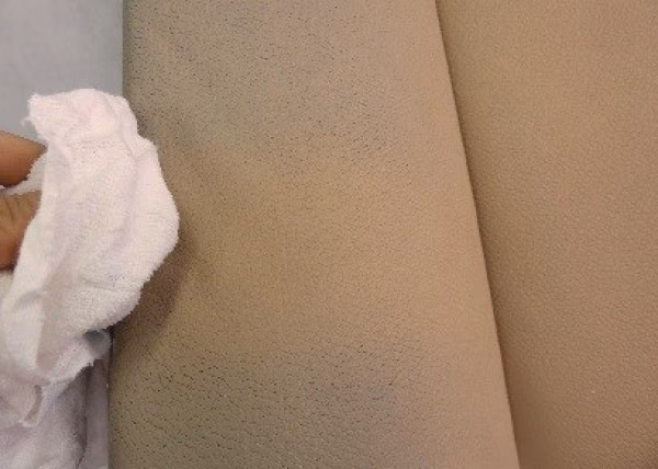 ¿Cómo desmanchar ropa de color que se tiñó de otro color?