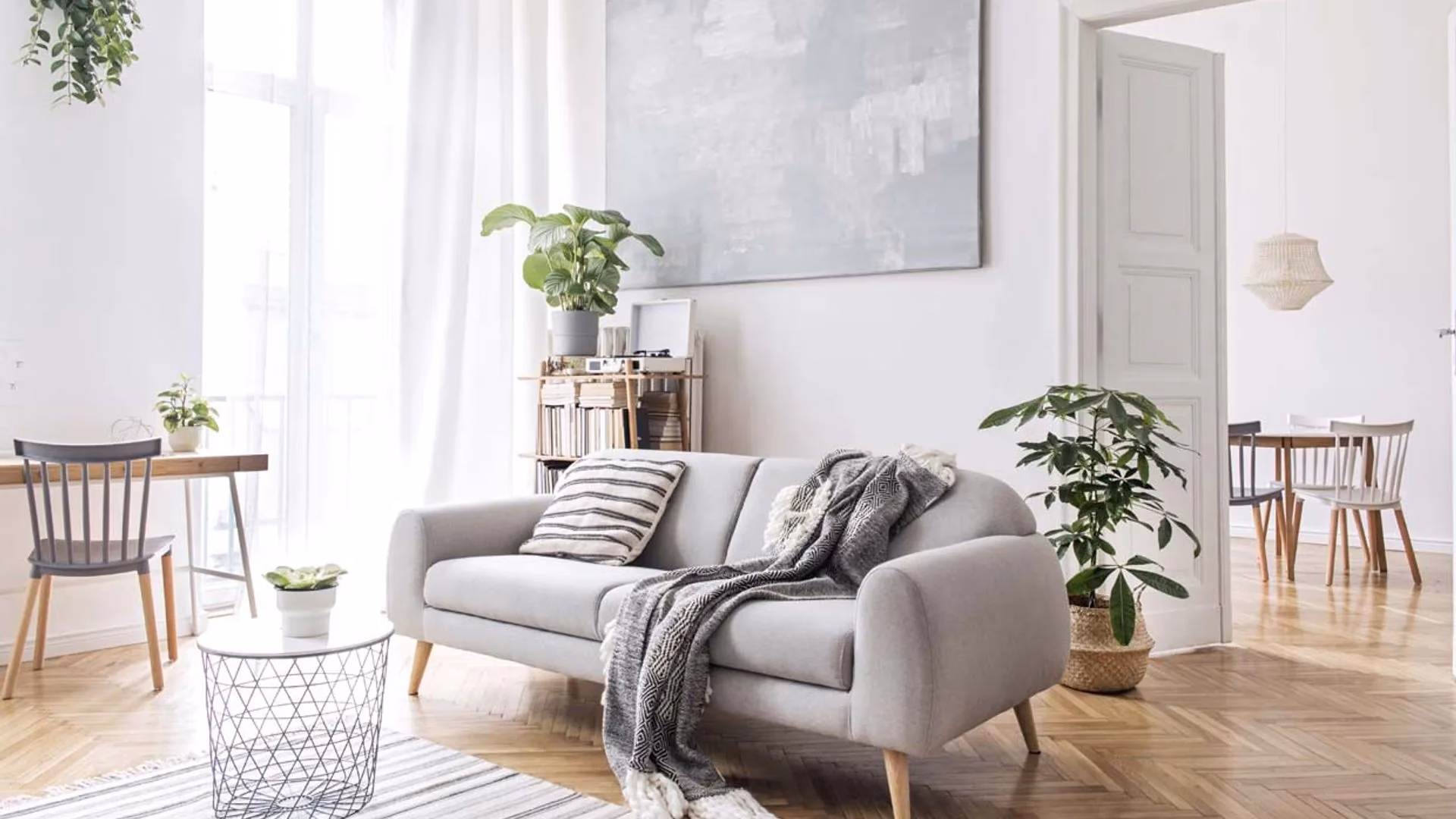 ¿Puedo cubrir mi sofá con una manta?