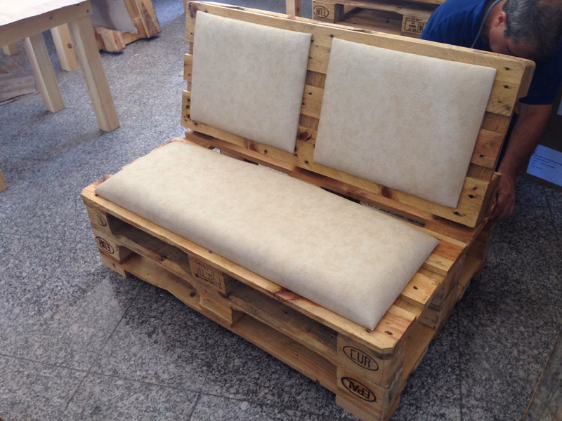 ¿Cómo se deben colocar los palets en las estanterías?