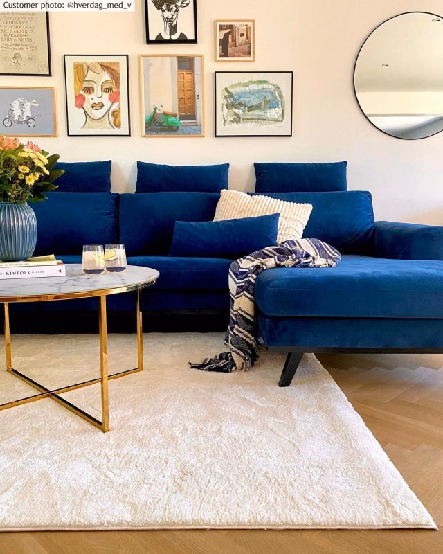 ¿Qué color combina mejor con un sofá azul marino?