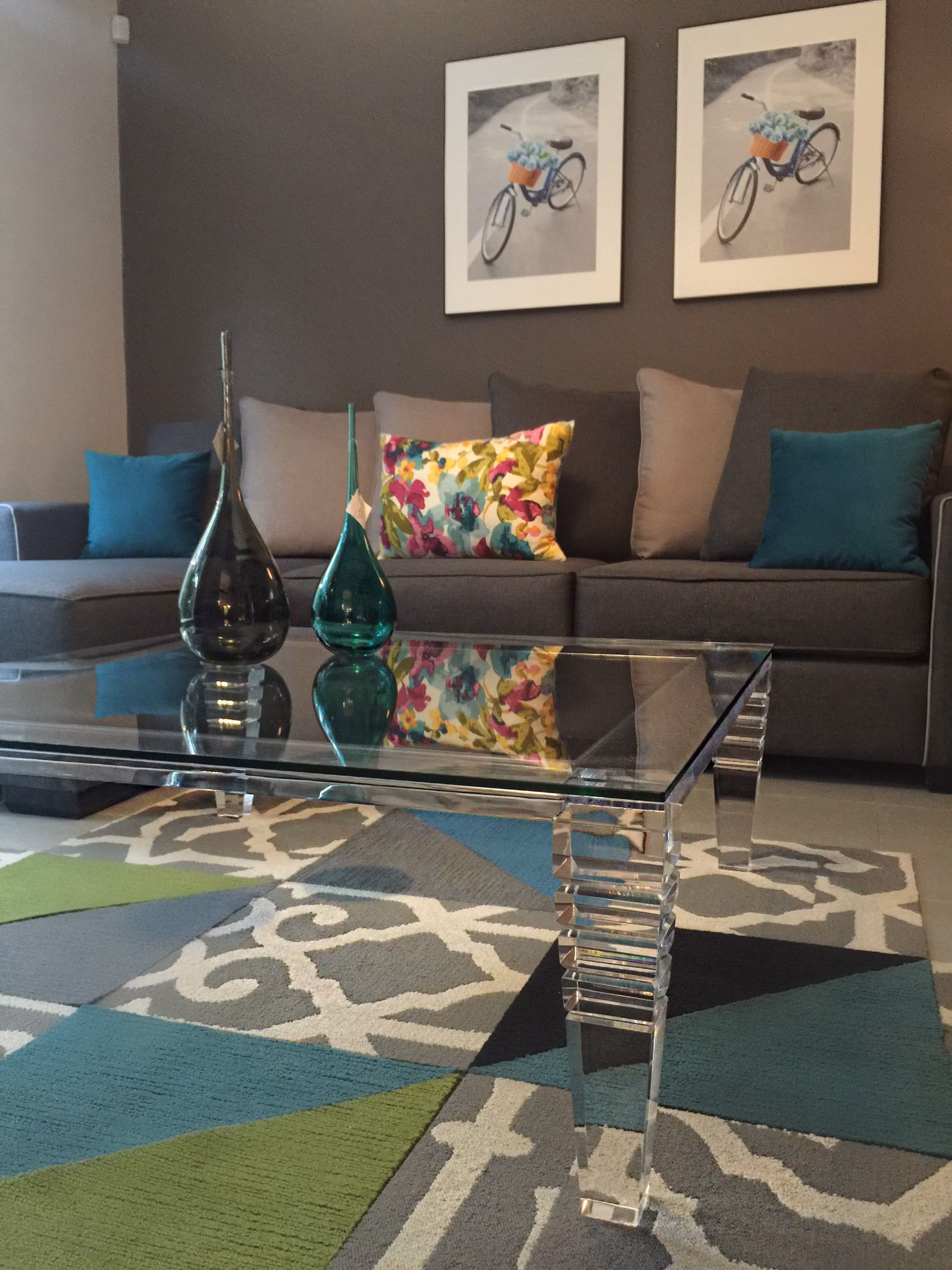 ¿El turquesa combina con el gris?