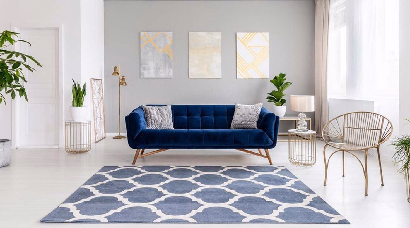 ¿Qué colores combinan con el sofá azul?