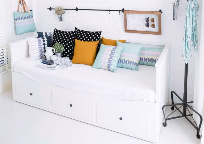 ¿Cómo convertir una cama normal en un diván?