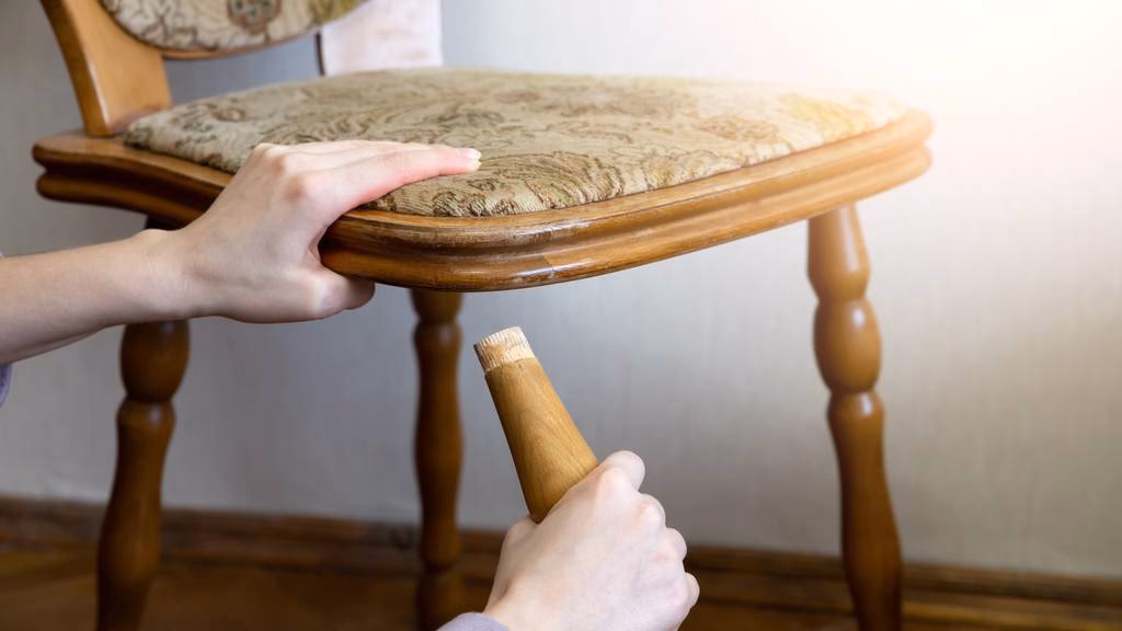 ¿Cuánto cuesta encolar una silla de madera?