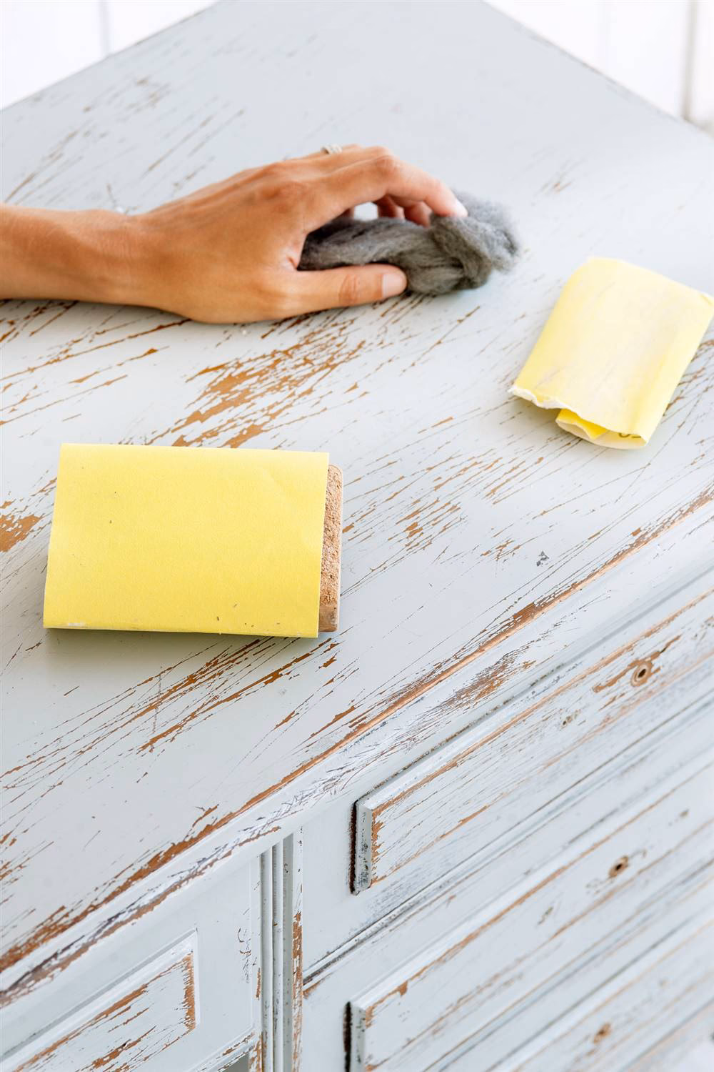 ¿Cómo lijar una silla antes de pintarla?