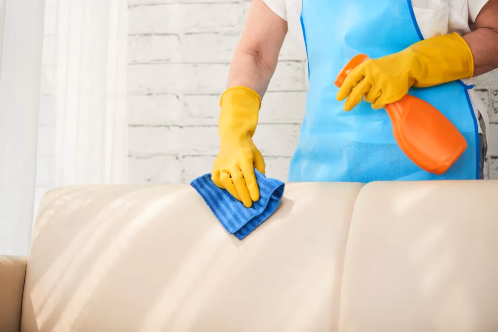 O que é bom para limpar sofá de courino?
