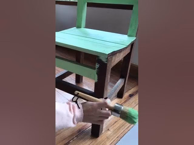 ¿Cómo cambiar el color de la pintura de un mueble de madera?