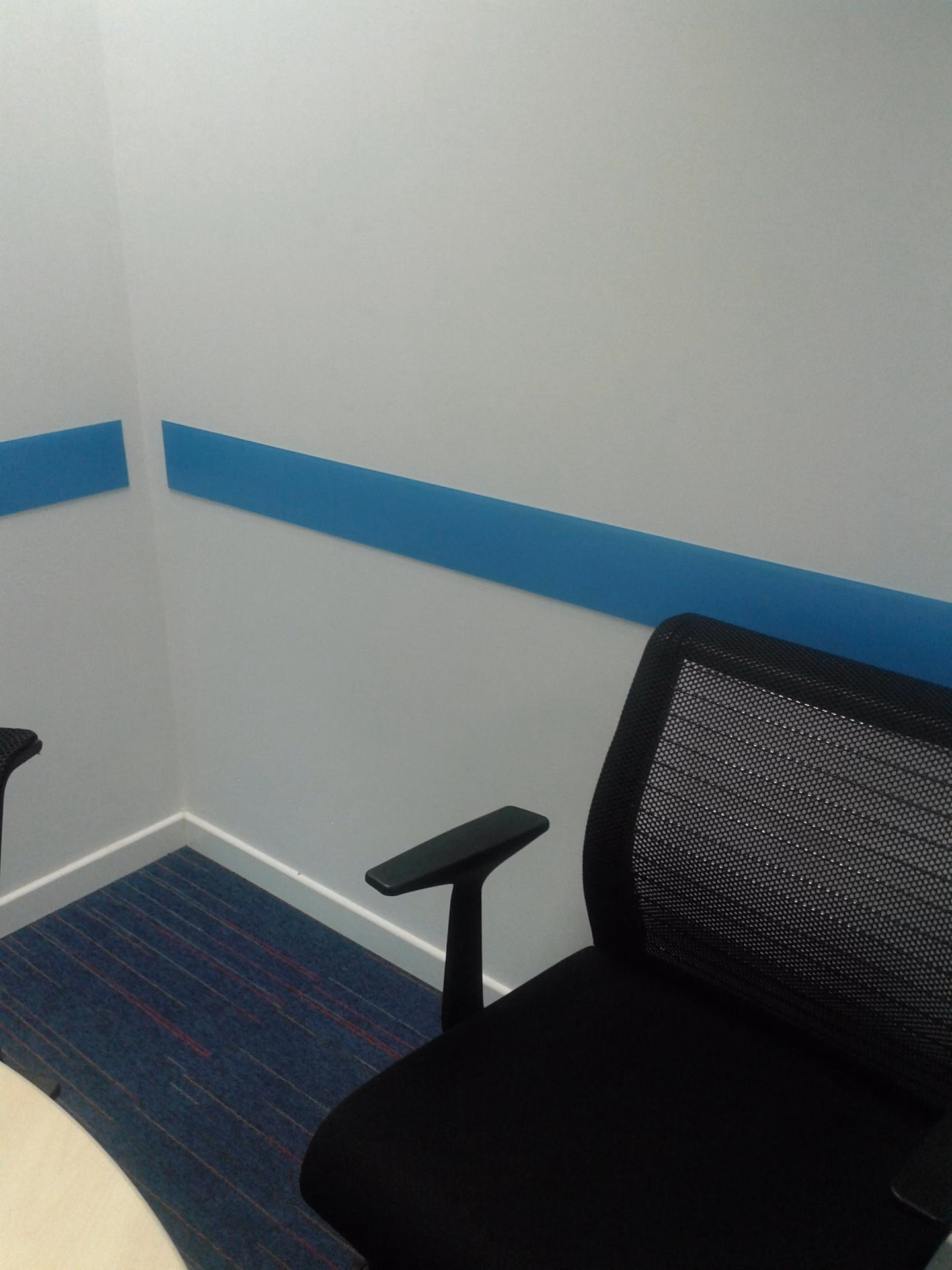 ¿Cómo evitar que las sillas rocen la pared?