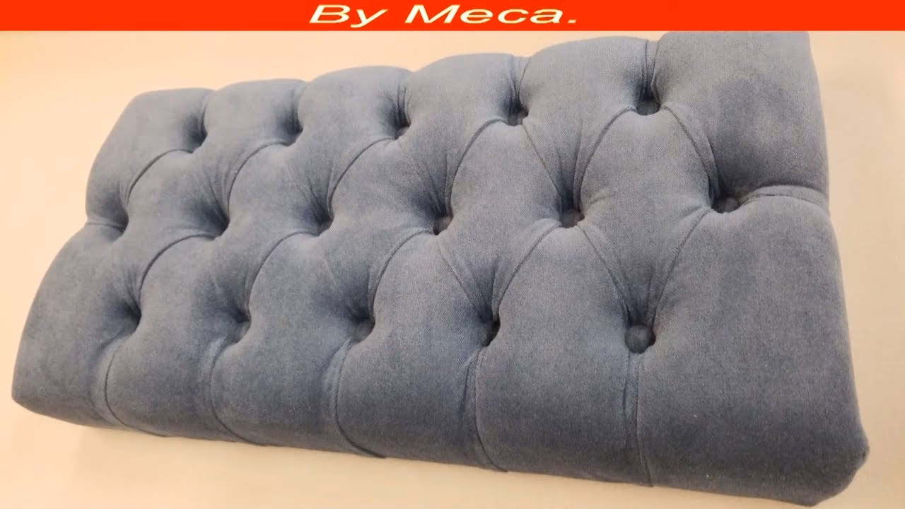 ¿Cómo se llama el tapizado de muebles donde el relleno se sujeta con botones y forma dibujos regulares en relieve?