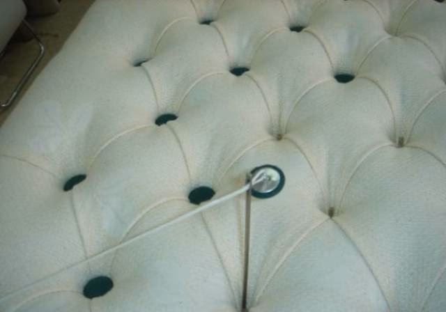 ¿Cómo se llama el tapizado con botones?