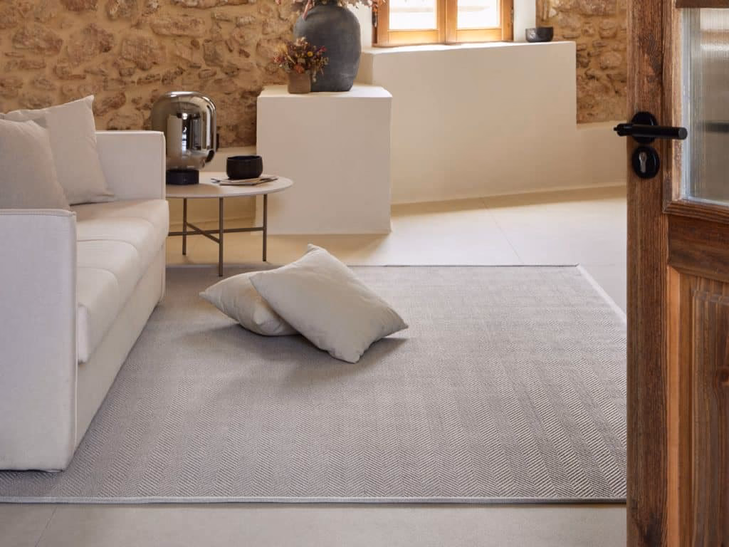 ¿Cómo dejar plana una alfombra?