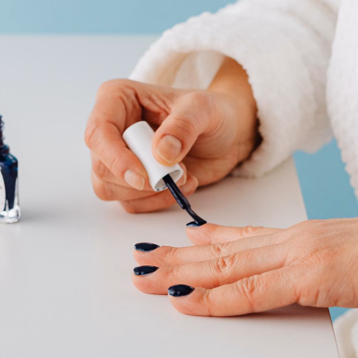 ¿Cómo puedo quitar el esmalte de uñas de mi colchón?