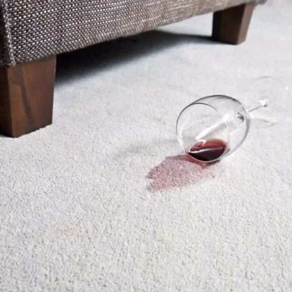 ¿Cómo quitar manchas de vino tinto en sillones?