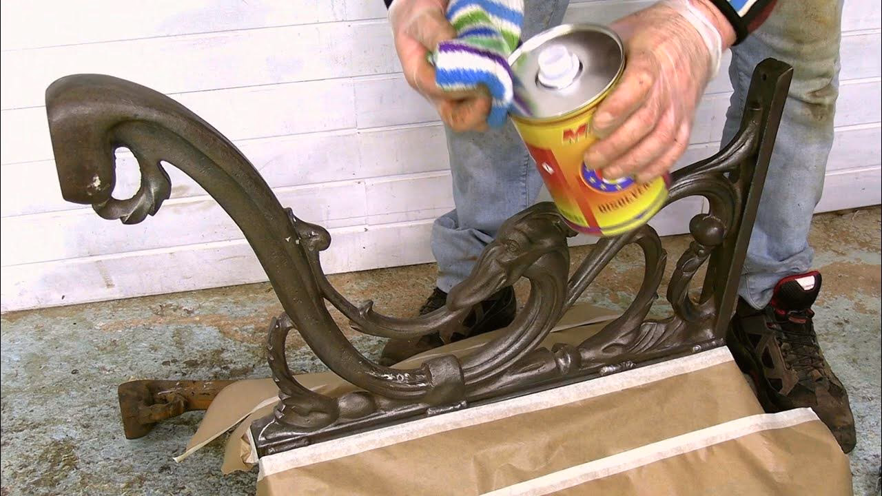 ¿Cómo quitar pintura vieja de los muebles de jardín de hierro fundido?