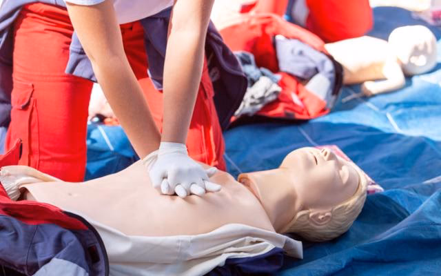 ¿Cómo se realiza el masaje cardíaco interno?