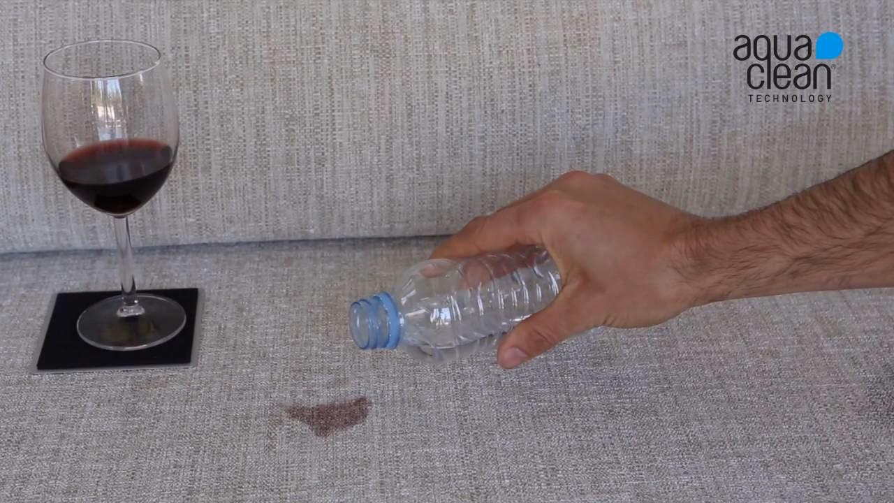 ¿Cómo puedo quitar una mancha de vino de un mueble?