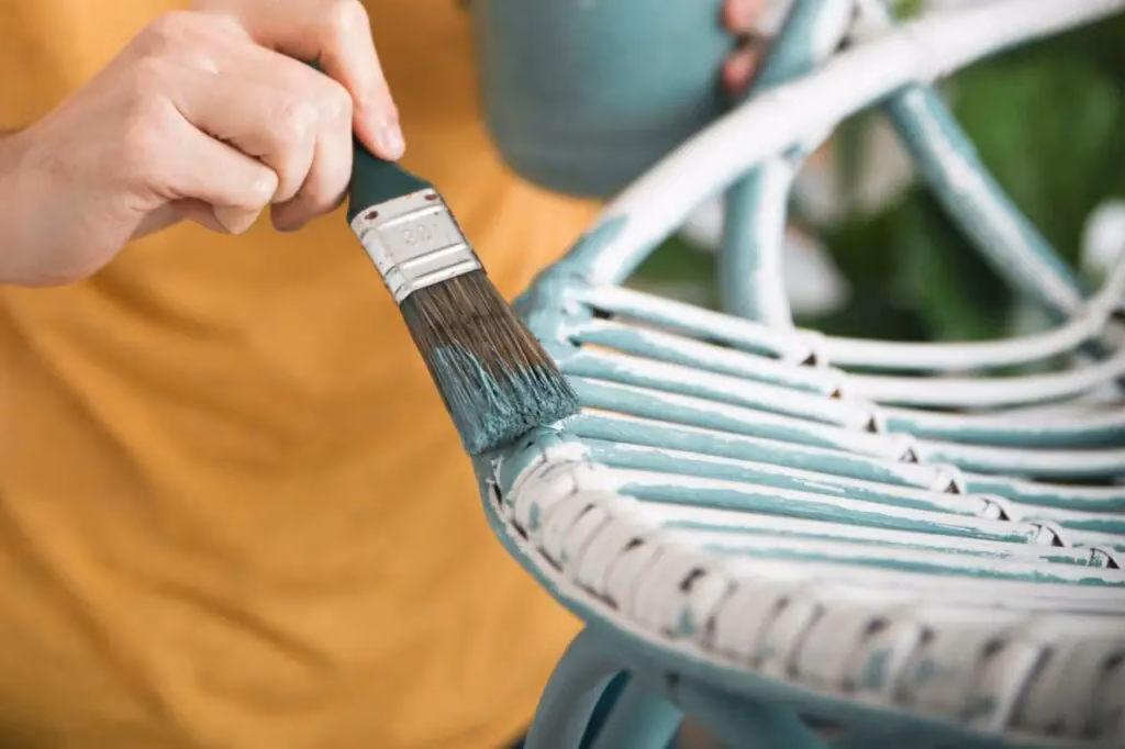 ¿Cómo quitar pintura de los muebles de caña?