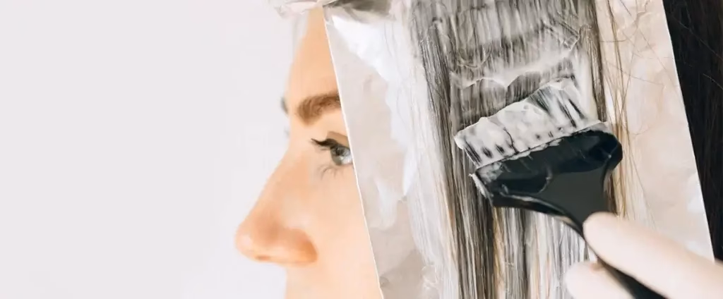 Como tirar tinta do cabelo do sofá?