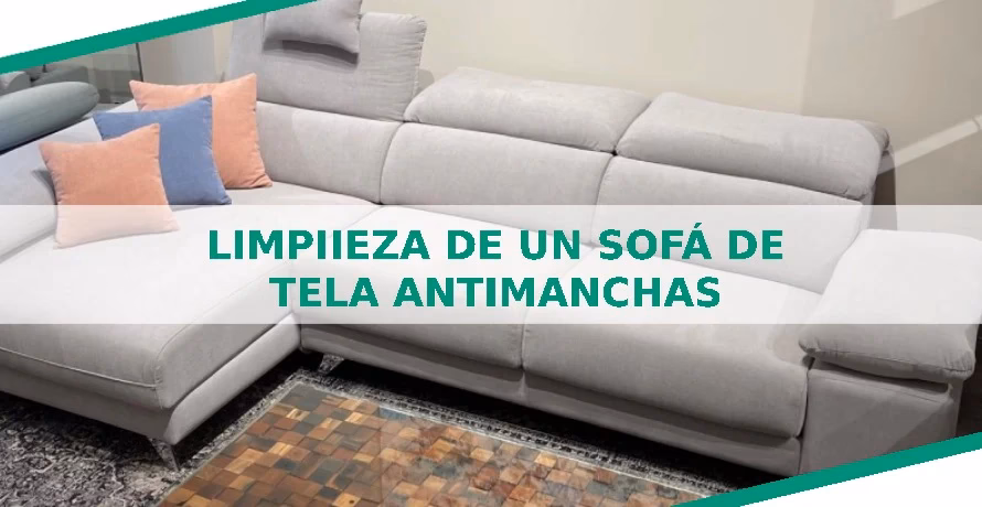 ¿Cómo puedo limpiar un sofá con tela antimanchas?