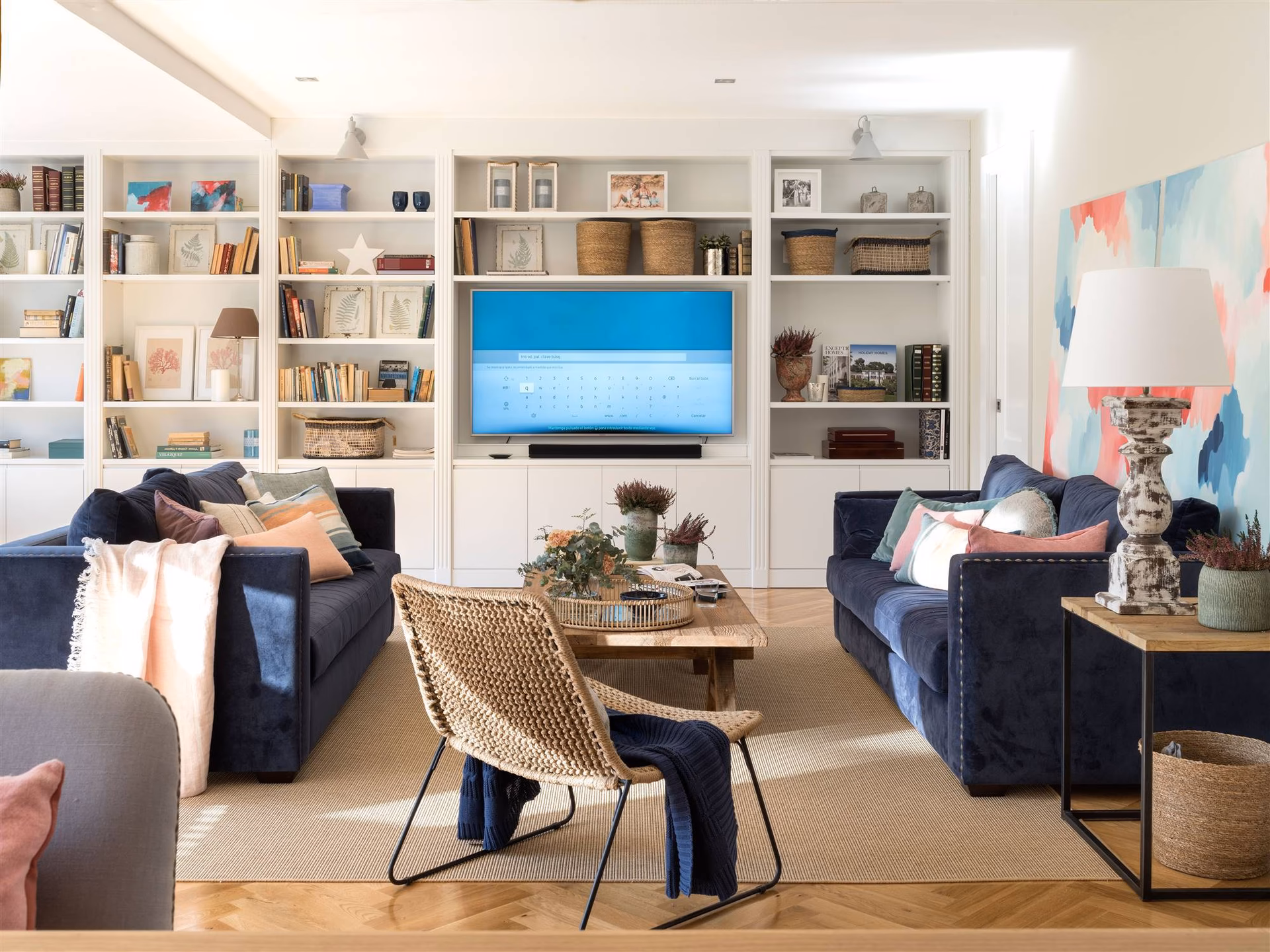 ¿Cuál es el mejor lugar para colocar un televisor en la sala de estar?