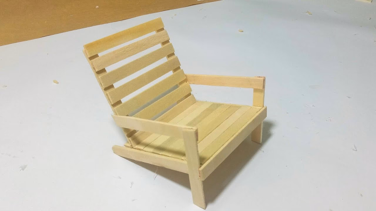 ¿Cómo hacer una silla con palos y cuerda?