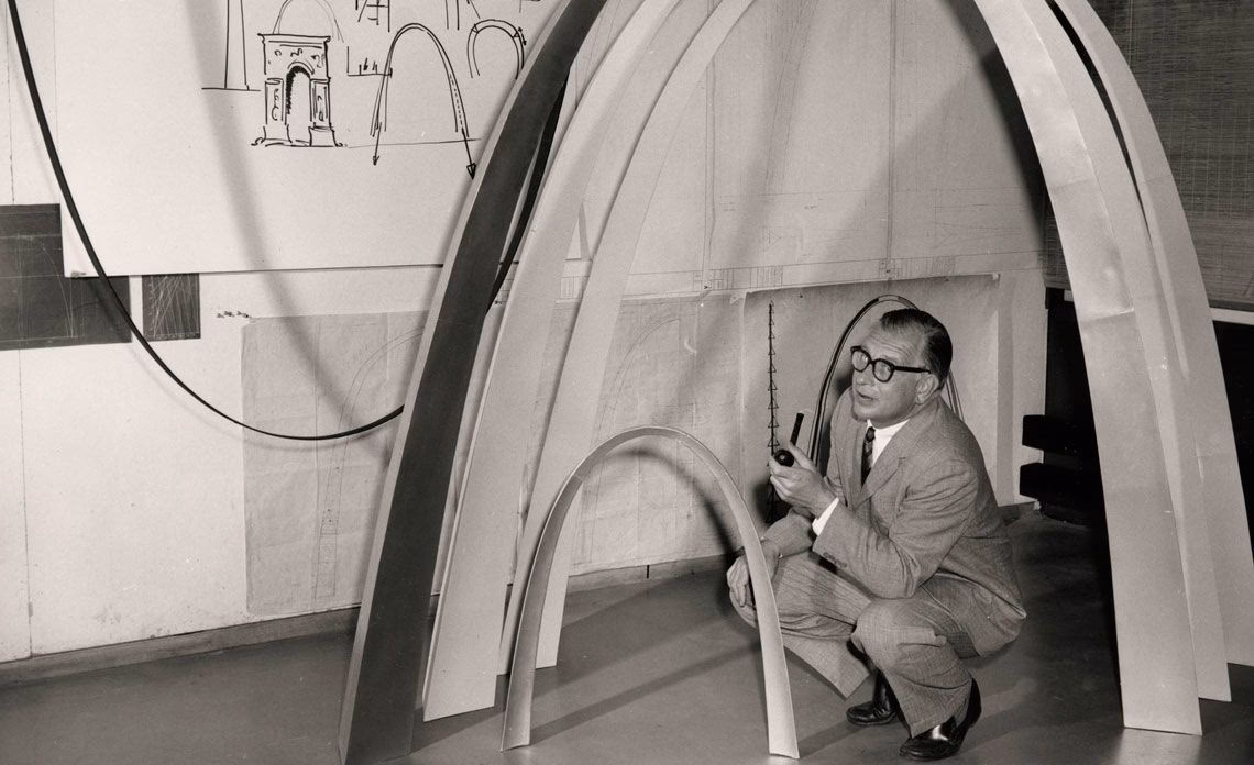 ¿Cuál es la historia detrás de la mesa Tulip?