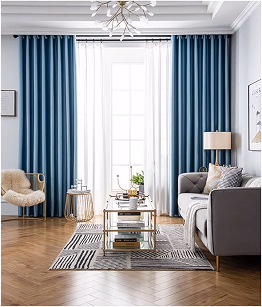 ¿Qué color combina con las cortinas azules?
