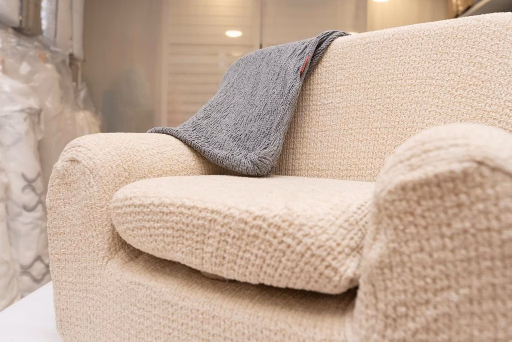 ¿Cómo saber si vale la pena retapizar un sofá?