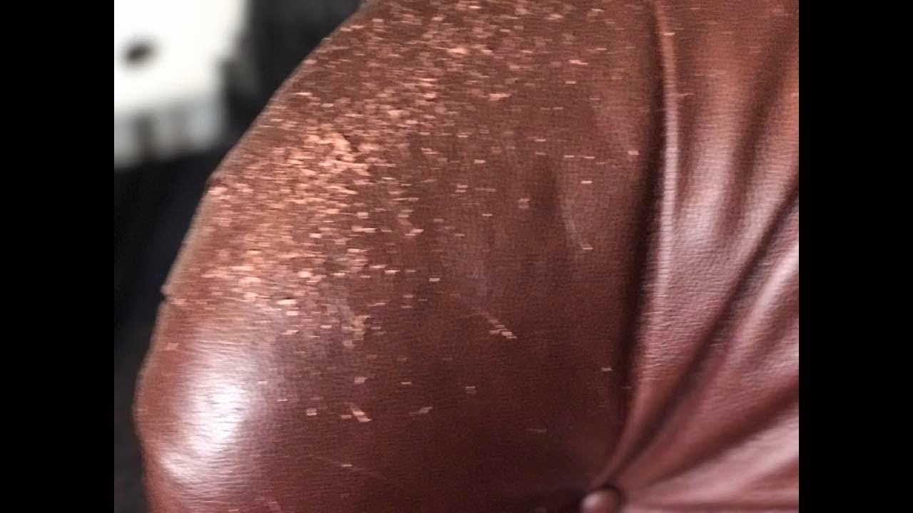 ¿Hay alguna forma de arreglar el cuero sintético agrietado?