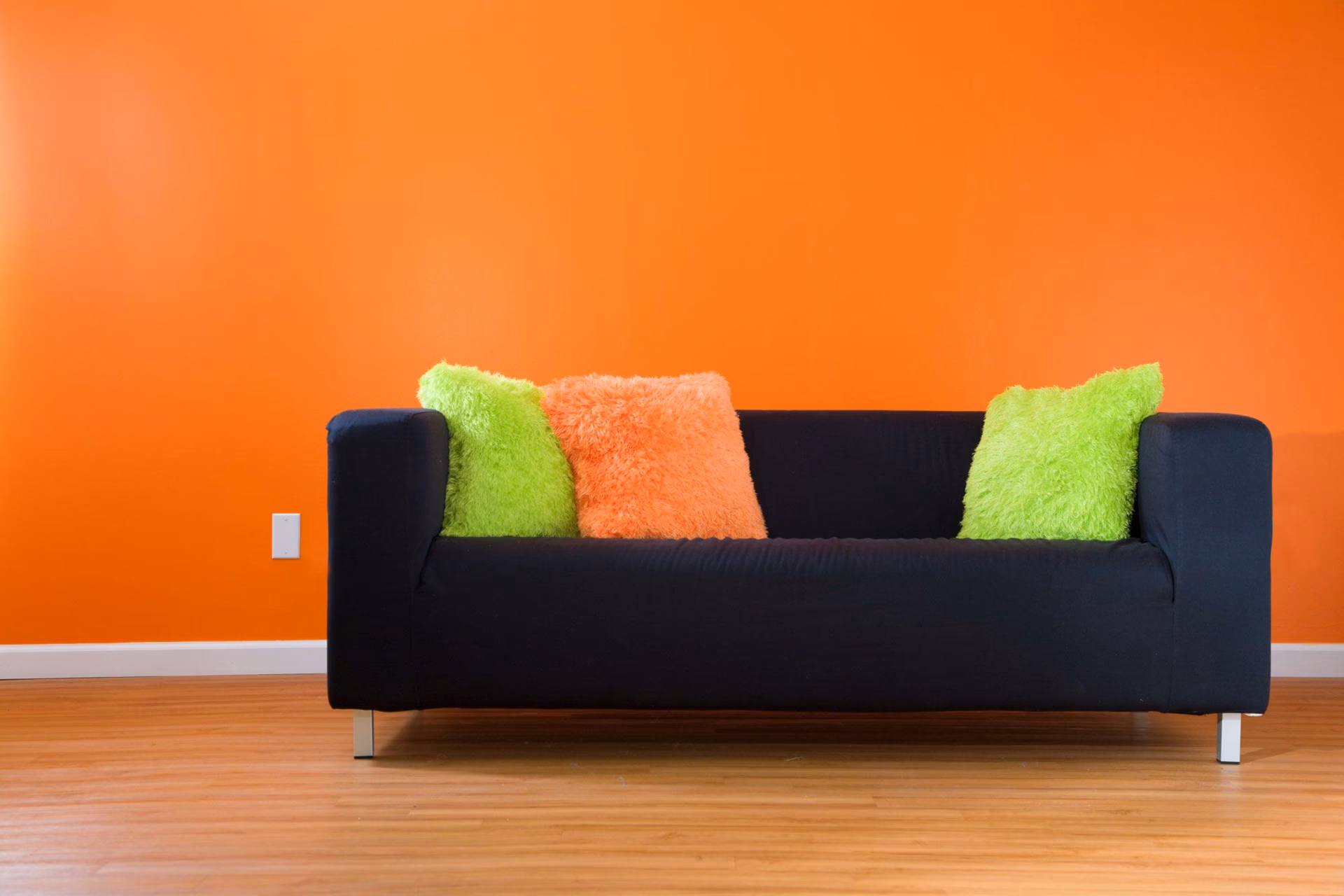 ¿Qué color combina con naranja en paredes interiores?